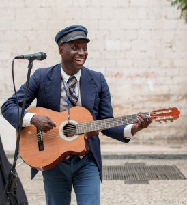 un artiste de rue joue de la guitare dans les rues de lisbonne