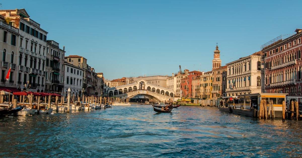 Venise. vue sur le pont du rialto