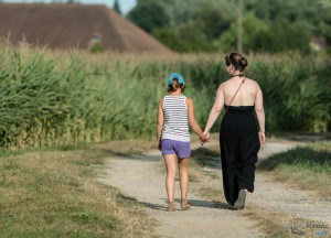 Une femme et une fille marchent